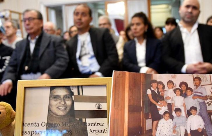 Los hermanos Ramírez y su padre. Adelante, la foto de su mamá y de otros niños del Hogar de Belén.