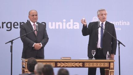 Alberto Fernández, junto a Juan Manzur.