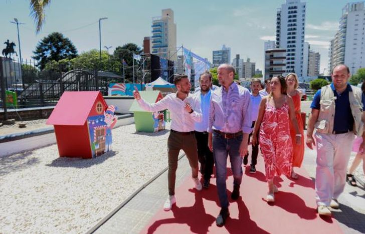 Insaurralde visitó la plaza y charló con vecinos y vecinas.