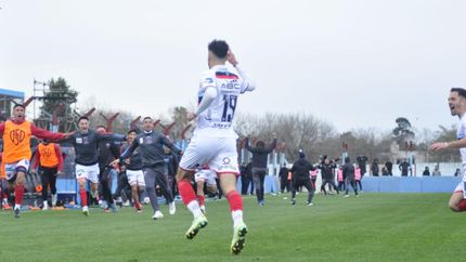 Vidal va al festejo con sus compañeros.