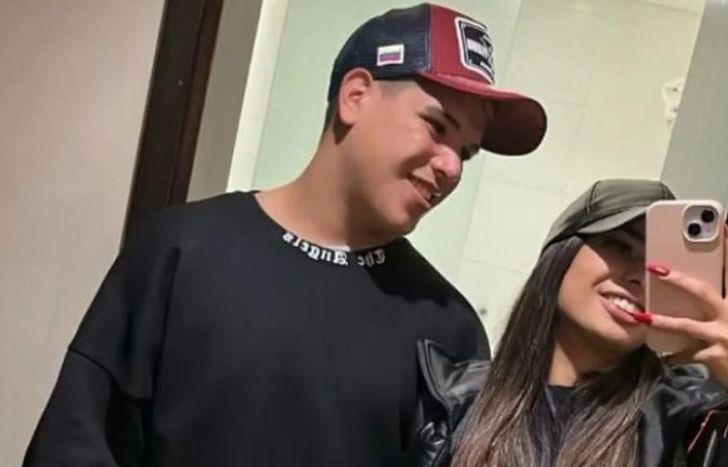 Siguen juntos fuera de la casa.