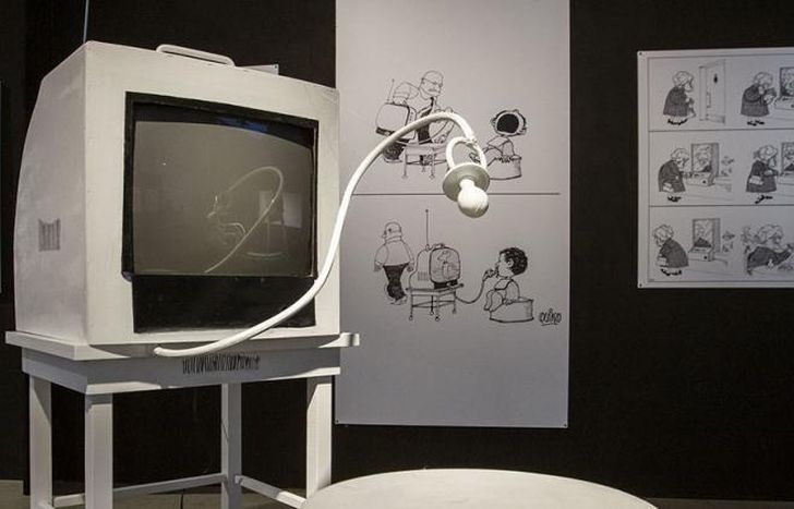 Un televisor con chupete.