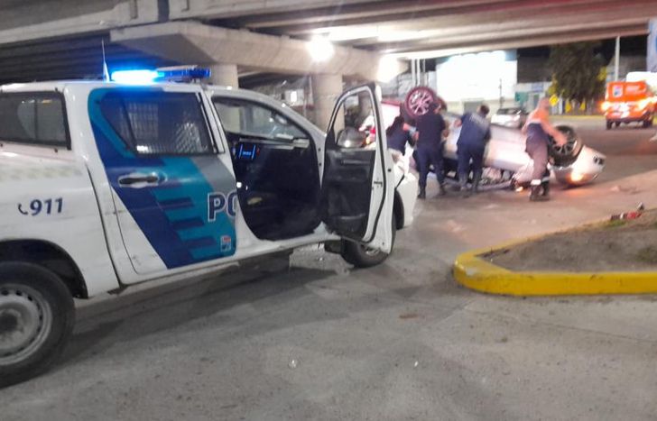 El auto terminó volcado debajo de Puente La Noria.