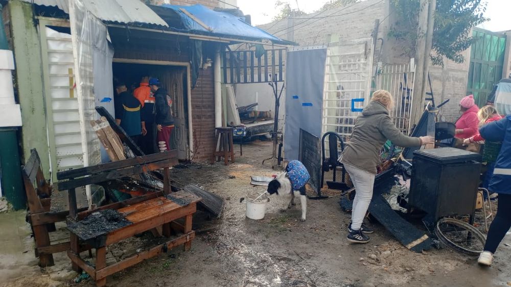 Tuvieron que sacar los muebles quemados a la vereda.