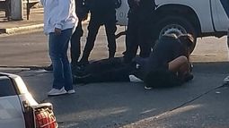 La policía sobre el asfalto, tras el fuerte choque en Lomas.