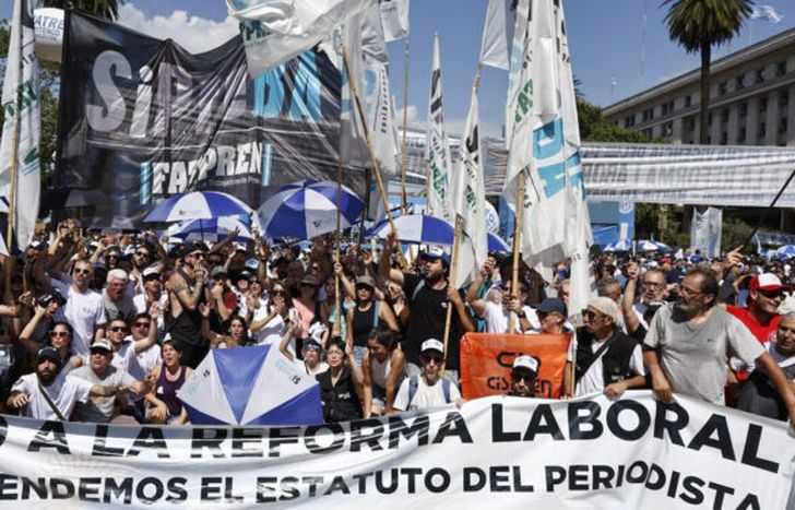 La reforma laboral de Javier Milei eliminó el estatuto de periodista: el impacto en los derechos y horas de trabajo.