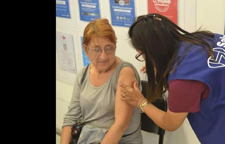 los adultos mayores de 65 son uno de los grupos que necesitan la dosis.