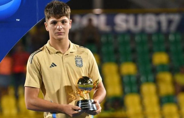 De Martis con su premio al goleador.