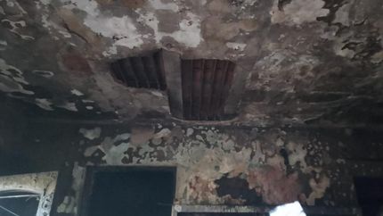 Así quedó el techo de la casa tras el incendio. Así quedó el techo de la casa tras el incendio.