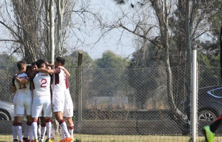 El Granate festeja abrazado el triunfo en Santa Fe.
