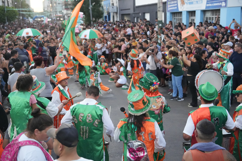 Murgas locales le pusieron color y ritmo a la tarde en Banfield.