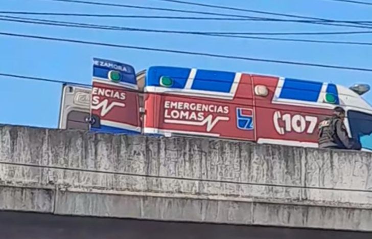 El personal de Emergencias Lomas y la Policía, trabajando en el lugar.