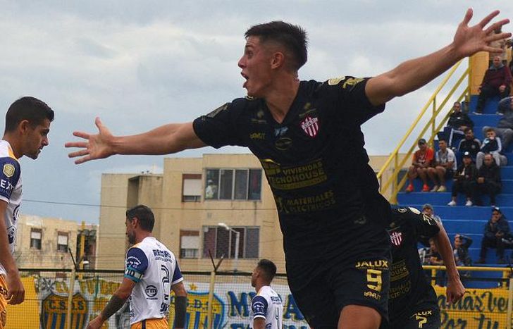 Pulicastro festeja su gol a Dock Sud.