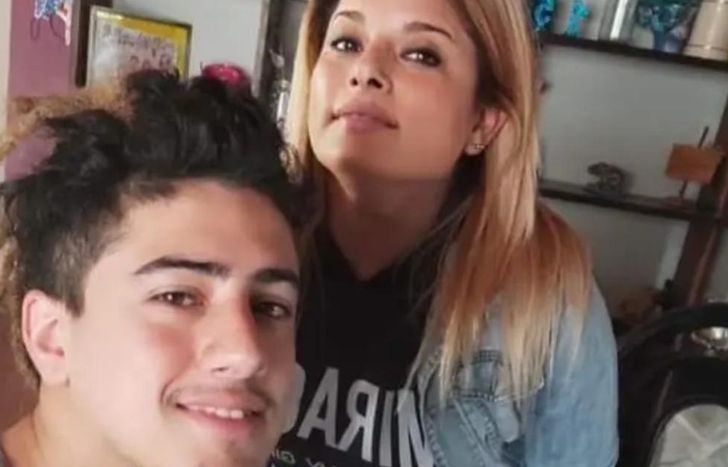 Emiliano junto a Stella, su mamá.