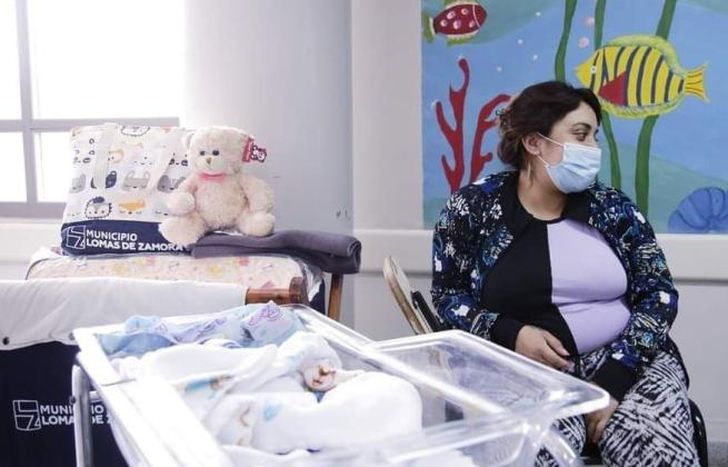 Las madres reciben kits con cunas, indumentaria y varios accesorios.