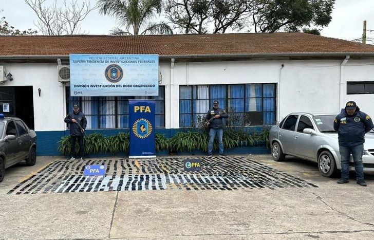 Los celulares secuestrados en los operativos.