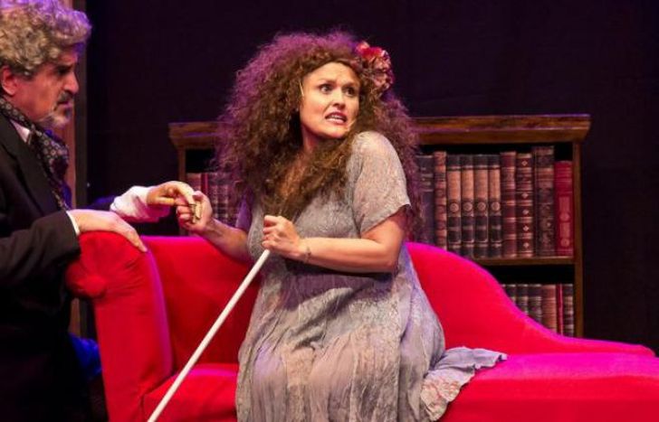 Sale a escena los miércoles.