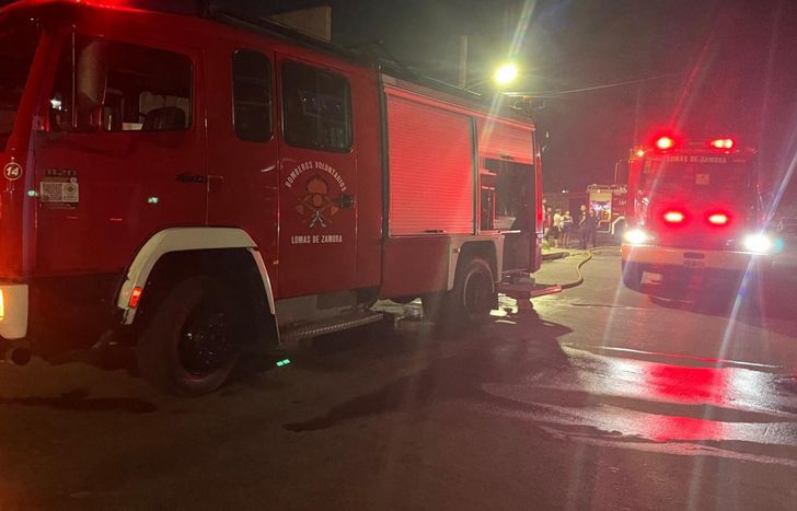 Tres dotaciones de Bomberos Voluntarios de Lomas de Zamora trabajaron para apagar el incendio.