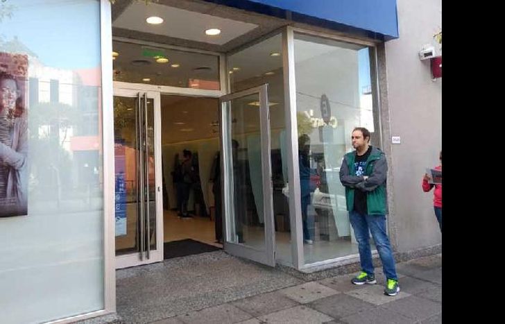 Los clientes deberán esperar afuera respetando la distancia de seguridad.