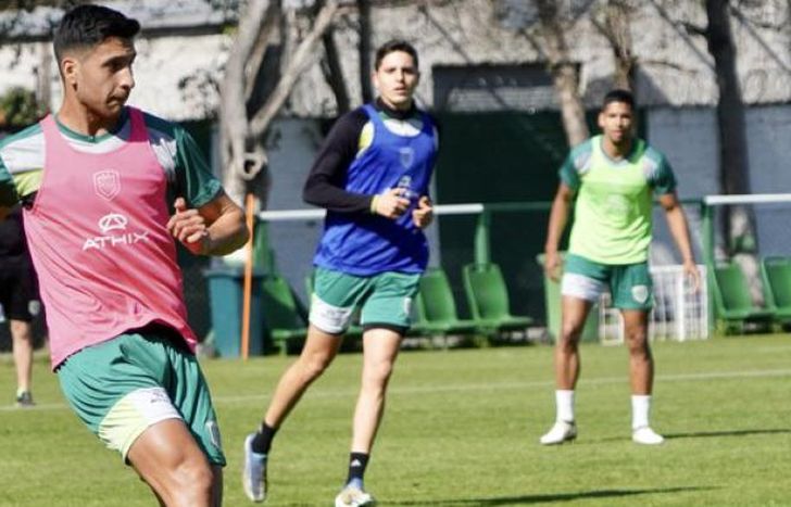 El riojano ya tomó contacto con el balón.