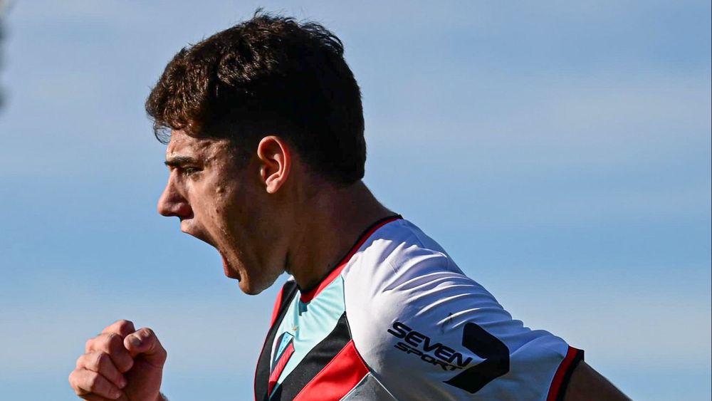 Bruno Báez, el goleador de la ilusión de Brown de Adrogué.