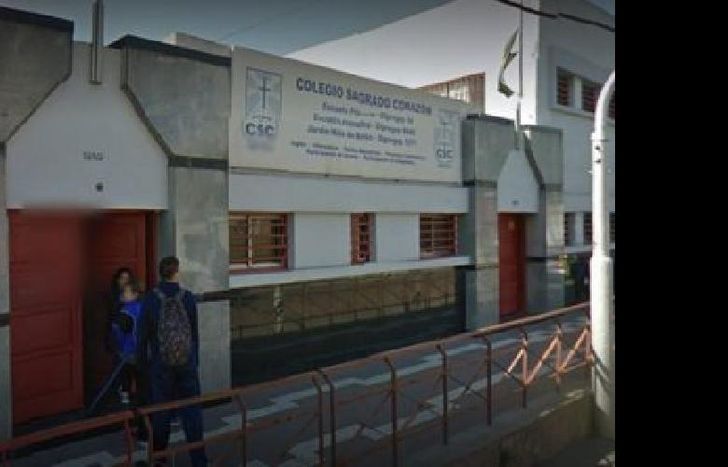 el cura denunciado por una adolescente fue apartado de sus funciones en el colegio.