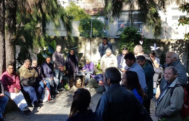 Unas 30 personas se acercan para bañarse y cambiarse cada sábado.