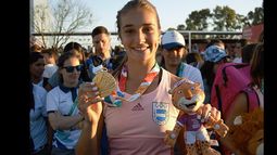 Celina, con su medalla, tras brillar en Buenos Aires 2018.