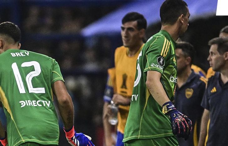 El momento justo de la salida de Marchesín y el ingreso de Brey en el arco de Boca.