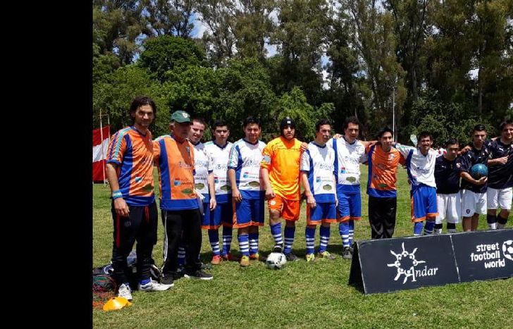 Buena camaradería entre los equipos antes de iniciar el partido.