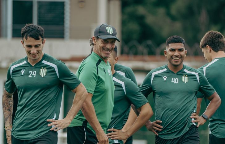 Pedro Troglio necesita reforzar el plantel de Banfield.