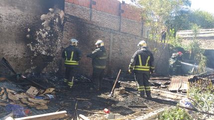 El incendio ocurrió en un lote deshabitado.