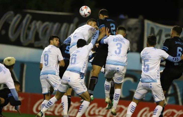 Temperley no estuvo fino en las área y sufrió una nueva caída.