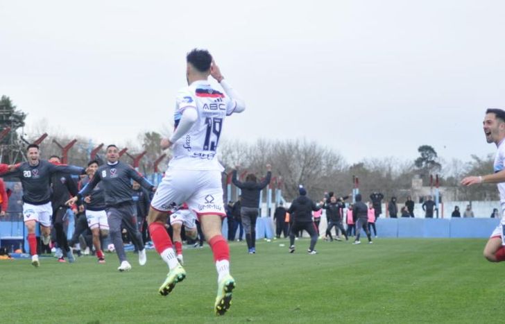 Vidal va al festejo con sus compañeros.