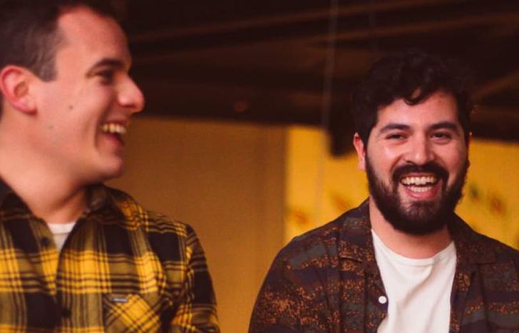 Gastón y Emiliano, con sus copas de vino.