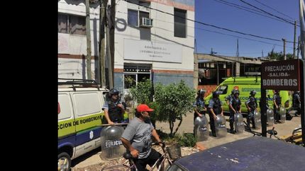 Este viernes, familiares y amigos de los diez presos que murieron marcharon hasta el frente de la sede policial para reclamar justicia.