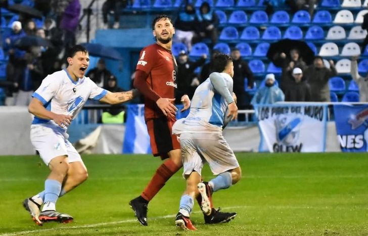 Así festejó Brandán, lesionado, su primer gol.