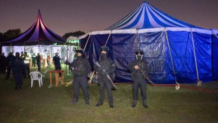 Había carpas en medio del predio.