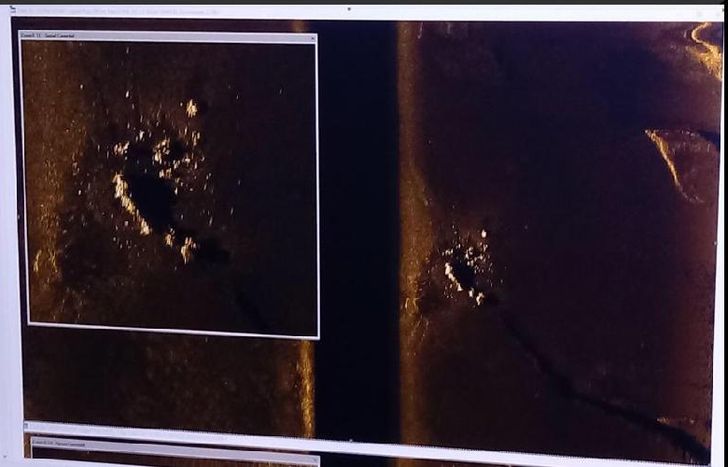 El casco resistente se encuentra en una sola pieza, totalmente deformado, colapsado e implosionado, informaron.