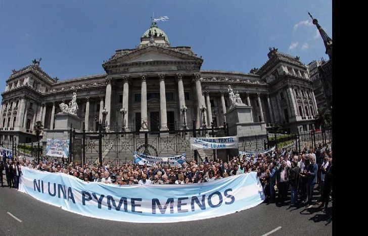 Cientos de representantes de pymes se concentraron frente al Congreso.