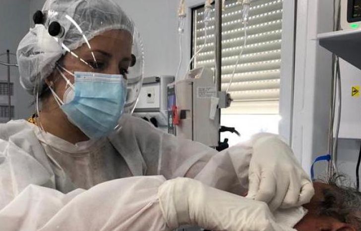 Los enfermeros arriesgan su vida a diario en plena pandemia.