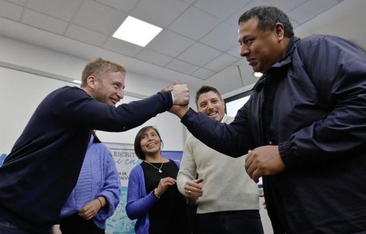 70 familias firmaron la escritura de su casa.