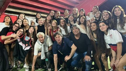 Las chicas del hockey de Los Andes, junto a las glorias del club. Las chicas del hockey de Los Andes, junto a las glorias del club.