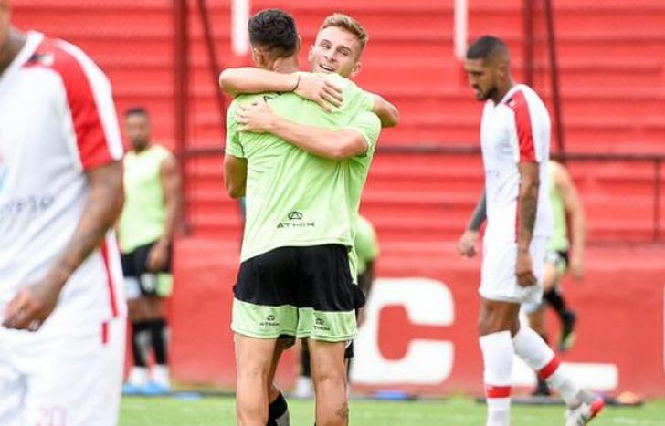 Galoppo festeja el gol que abrió el partido ante Huracán.