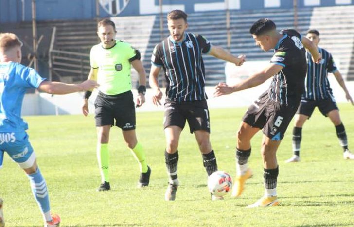 Valdez remate pese a la presencia de Souto.
