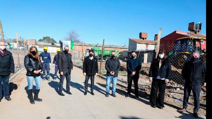 kicillof y ferraresi visitaron villa azul y firmaron convenios para la construccion de viviendas