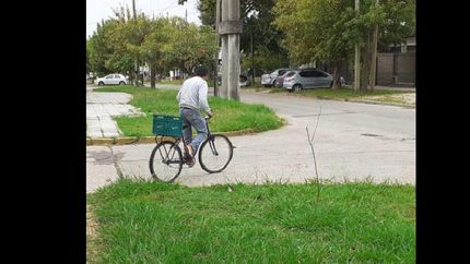 Diego, en la calle, con su bici.