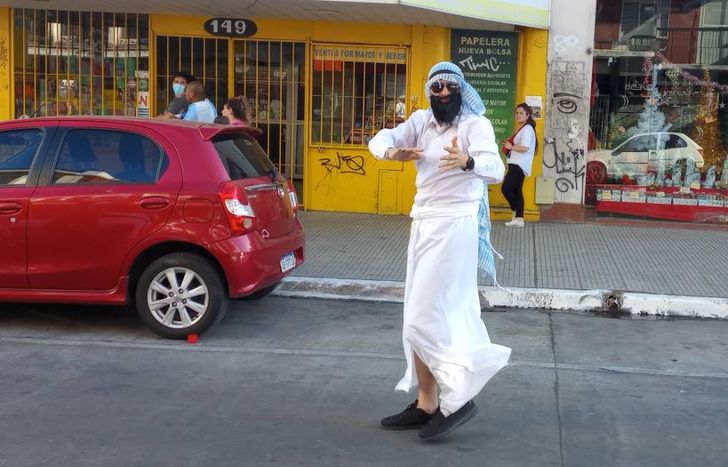 Un vecino se vistió de árabe para festejar en Maipú y Alsina.