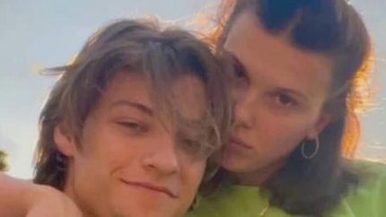 la protagonista de stranger things, con el hijo de un rockero