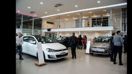 cada vez es mas dificil comprar un auto okm: ¿cuantos sueldos se necesitan?